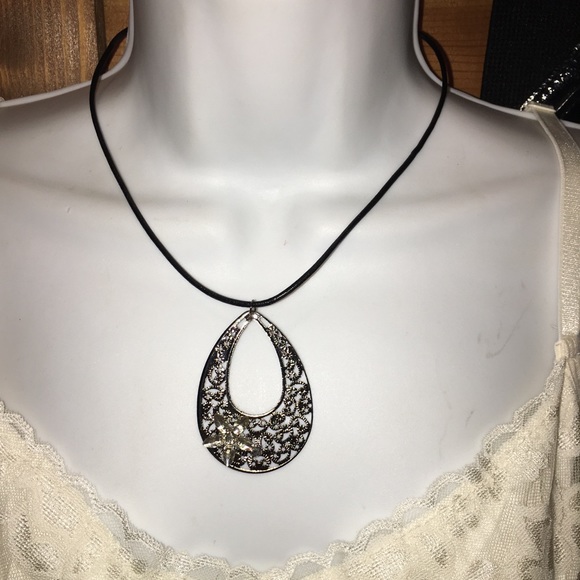 Black & white crystal flower pendant necklace NWT - Picture 2 of 2